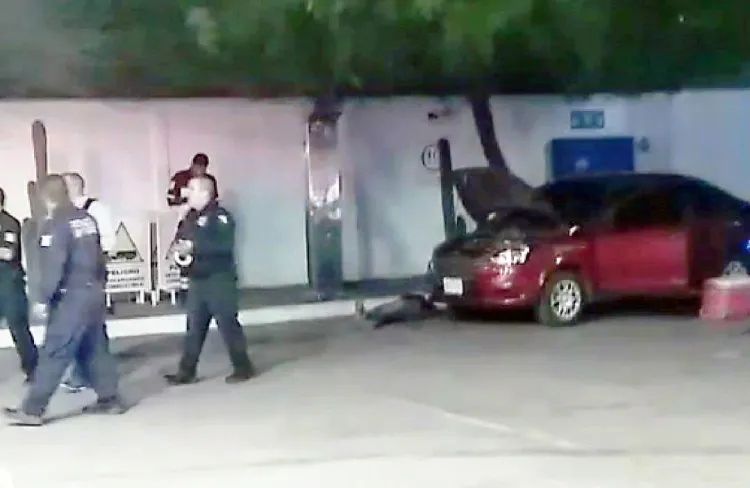 Asesinan a hombre
en patio de negocio