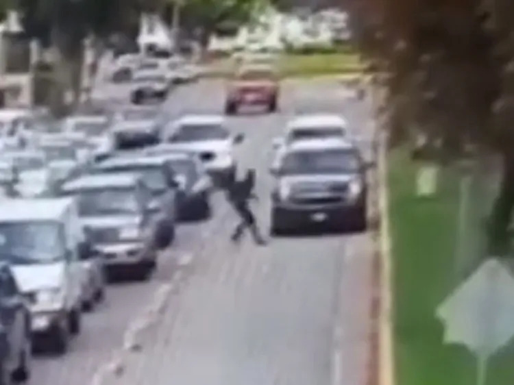 Camioneta de candidato en BC invade carril y atropella a peatón