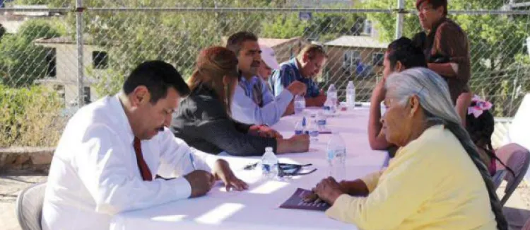 Atienden funcionarios a
vecinos de la 5 de Mayo