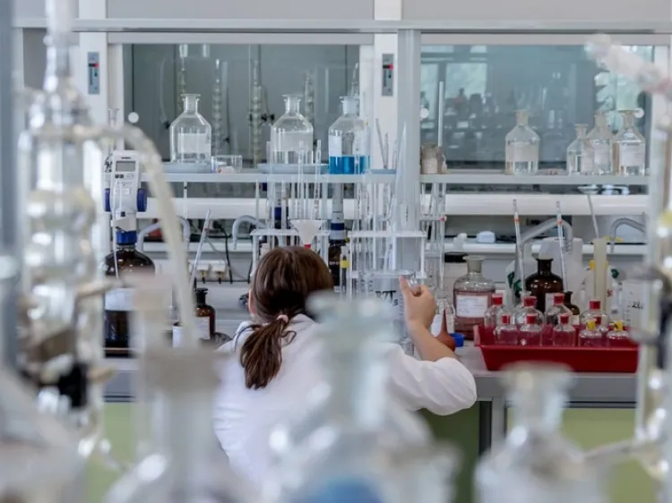 Investigan a farmacéutica por brote infeccioso en Jalisco