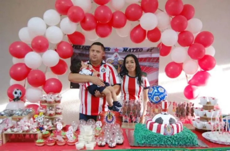 Mateo sopla una velita