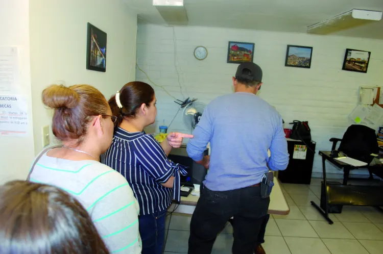 Entregan solicitudes
para becas municipales