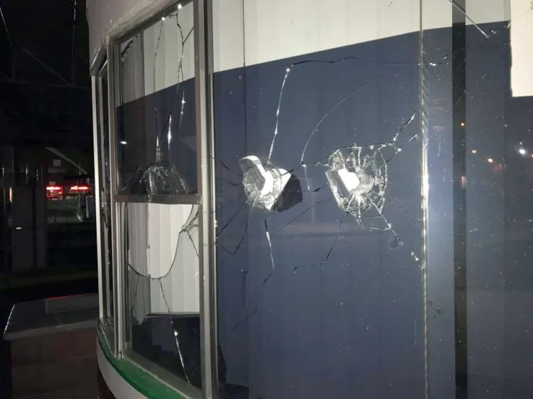 Denuncian robo en tienda de celulares