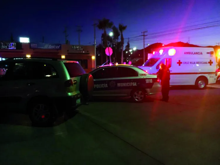 Corta mujer circulación
y provoca un accidente