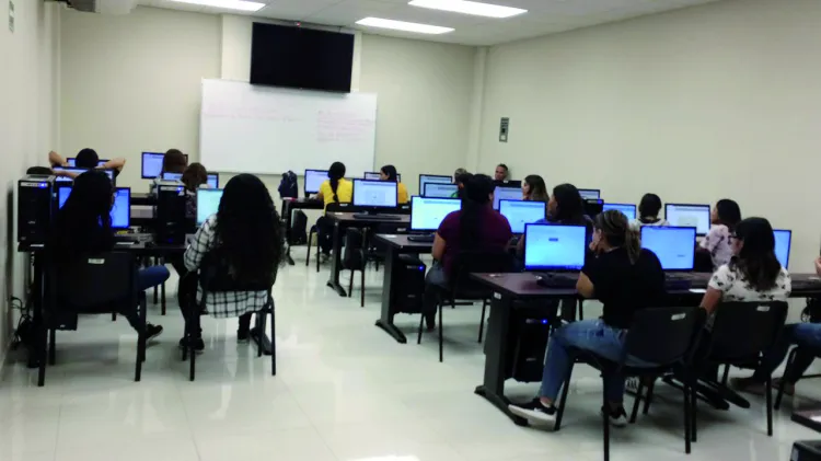 Presentan aspirantes examen