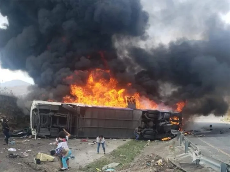 Fallan frenos de autobús y choca contra tráiler; mueren 6 (VIDEO)