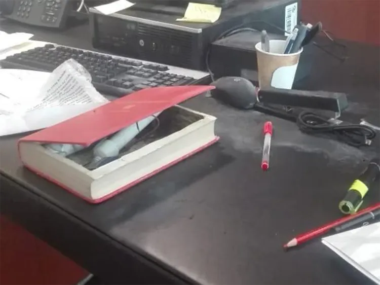 Estalla paquete explosivo en Senado; era &#039;libro&#039; para senadora