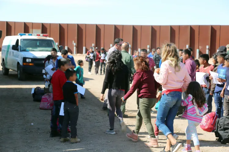 Se entregan mil 700 migrantes