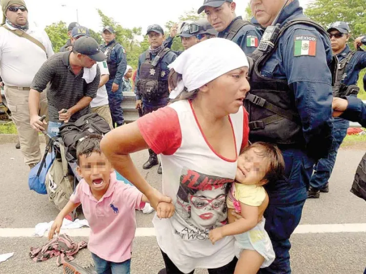 Frenan paso de caravana en Chiapas, detienen a cerca de 800 migrantes