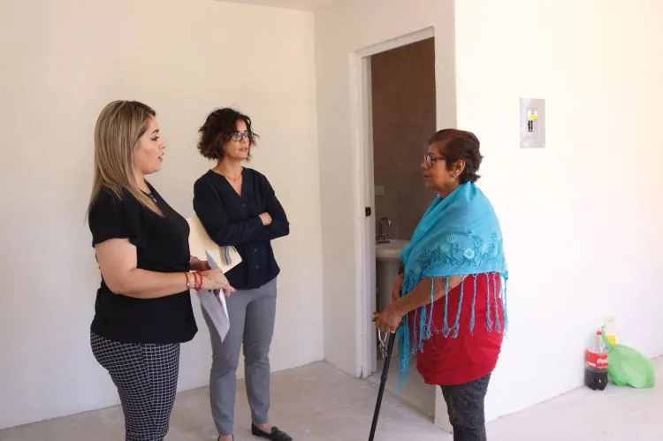 Entrega Municipio vivienda a familia