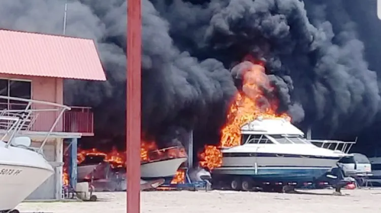 Incendio en taller de buques en Guaymas