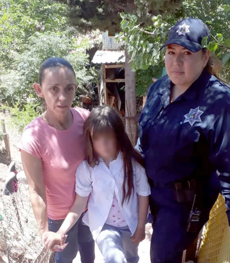 Regresan agentes a niña a su hogar