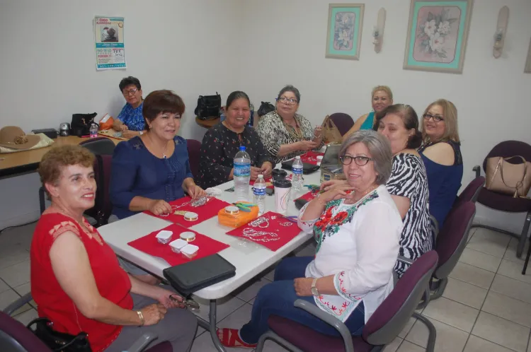 Refuerzan en Casa Club conocimientos en bisutería