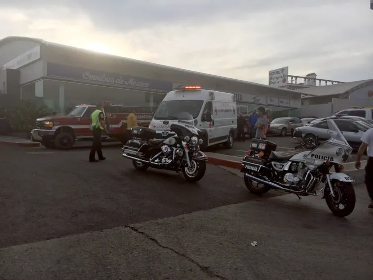 Rescatan agentes y bomberos a joven