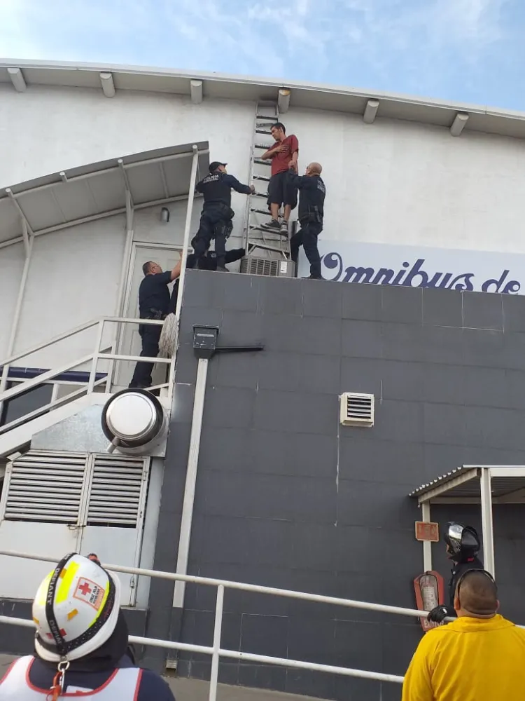 Persuaden policías a joven
para que no se suicidara