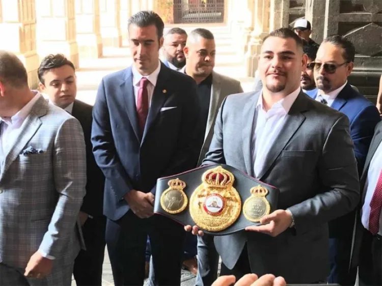 Andy Ruiz visita a López Obrador en Palacio Nacional