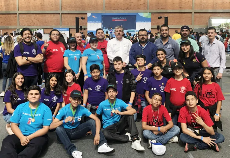 Felicita SEC a alumnos
de escuela secundaria