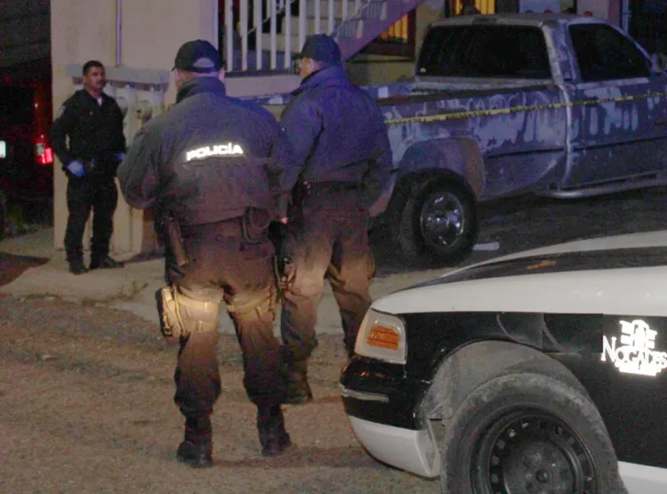 Huye ladrón con una computadora