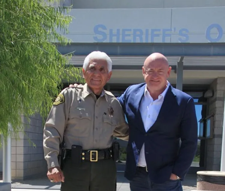 Aspira Mark Kelly a la Senaduría