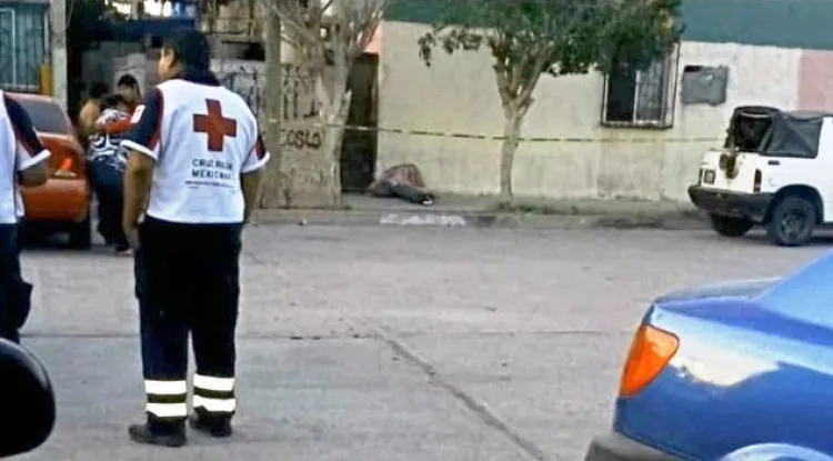 Ejecutan a joven cuando caminaba