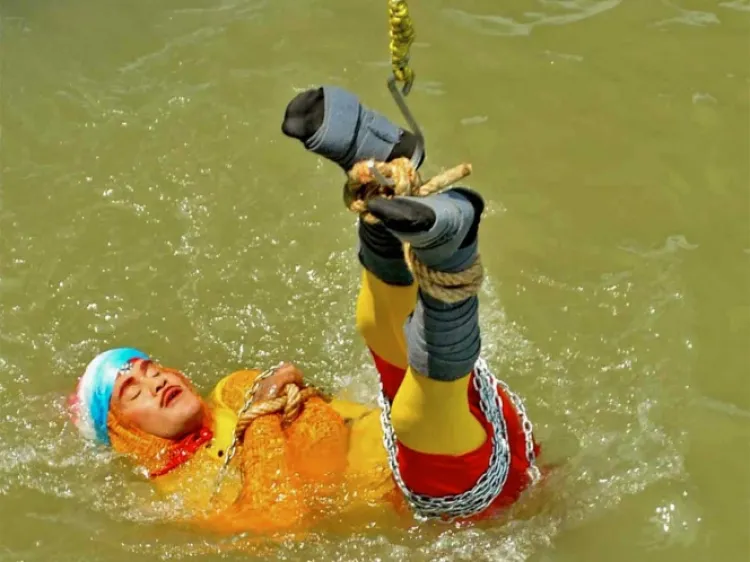 Mago desaparece tras sumergirse encadenado a río