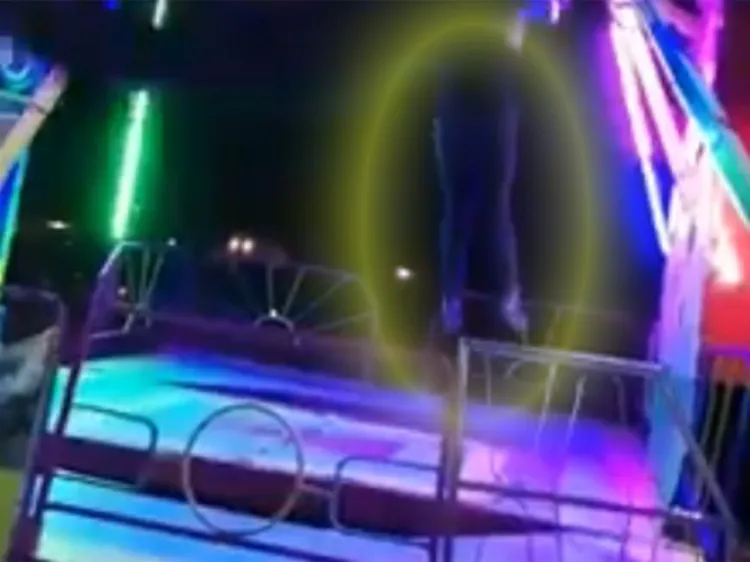 Mujer cae de juego mecánico