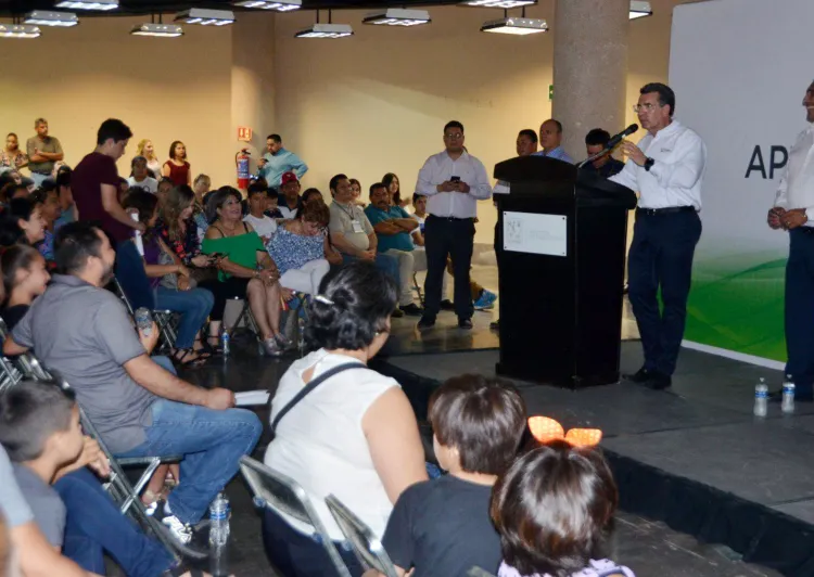 Entregan más de mil becas educativas