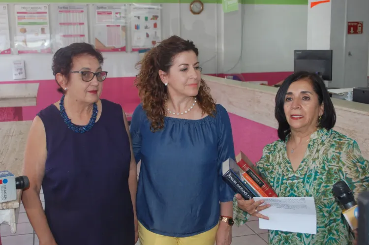 Recibe dotación de libros &#039;Grupo Las Flores&#039;