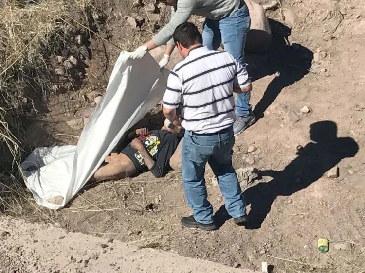 Localizan hombre a un lado de las vías