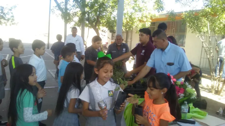 Llevan 'Huertos familiares' a escuela