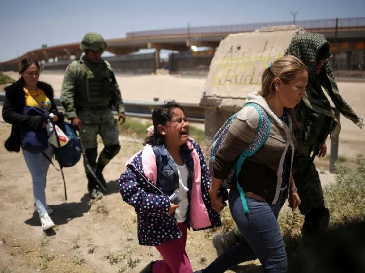 México ayuda más en la frontera que los demócratas: Pence