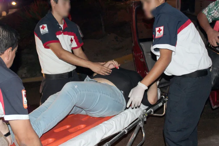 Escenifican damas riña callejera