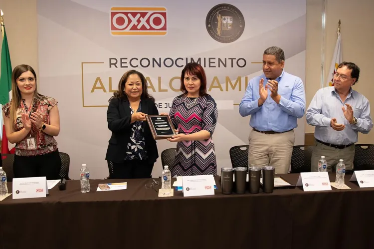 OXXO ENTREGA EL RECONOCIMIENTO AL VALOR AMIC EN HERMOSILLO, SONORA