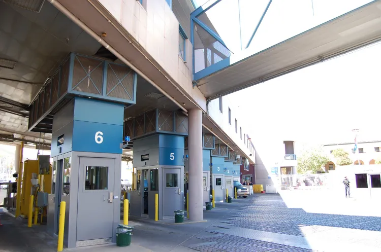 Le ejecutan una orden de arresto