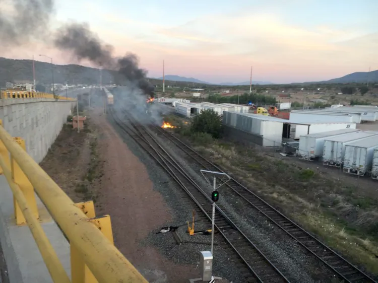Arrasa incendio con dos tractocamiones