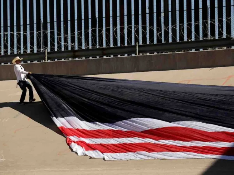 Otorgan contrato para construir otra sección del muro de Trump