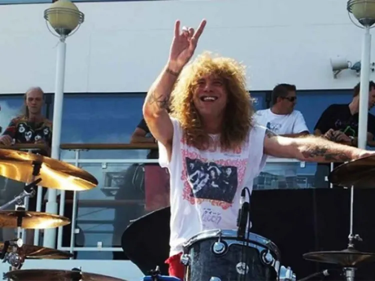 Exbaterista de Guns N'Roses intenta suicidarse con puñalada