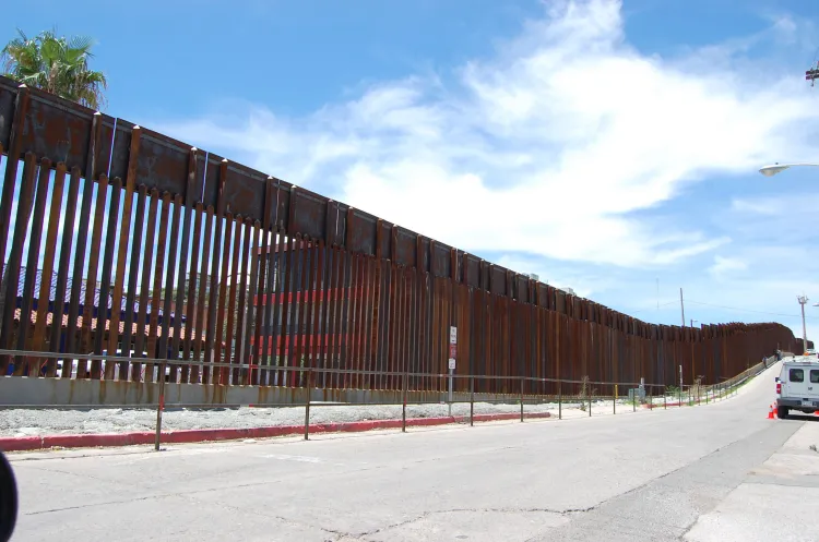 Inicia construcción del muro