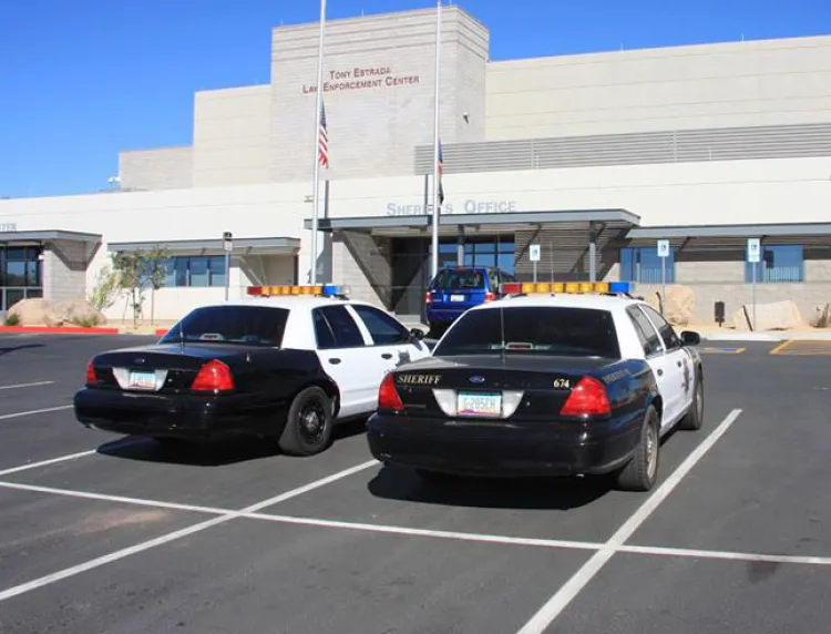 Agrede a esposa cuando conducía