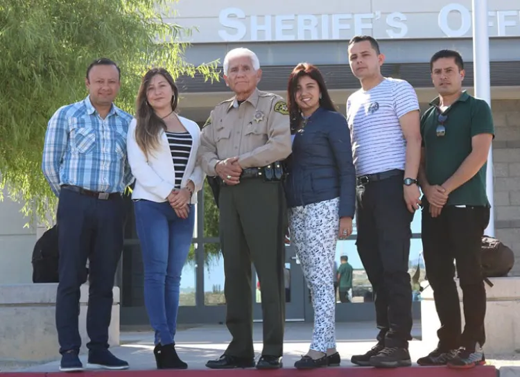 Visitan colombianos la frontera