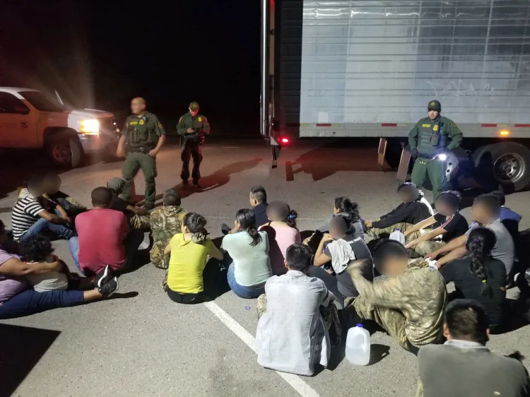 Detenido con 33 indocumentados