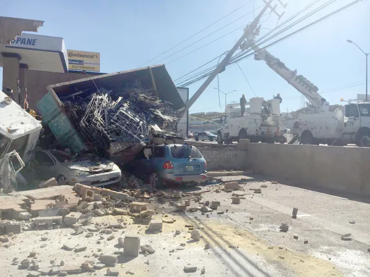 Aparatosa volcadura provoca daños a vehículos