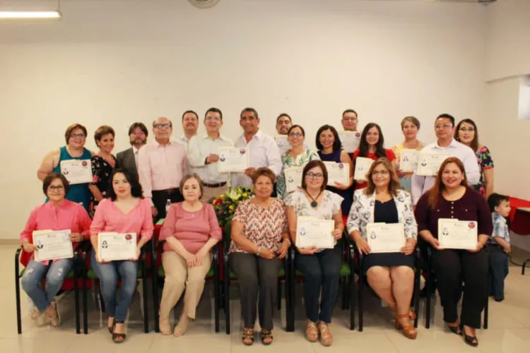 Reciben cédulas de especialidad