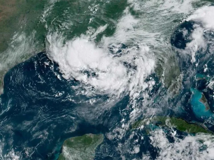 Emiten alerta en EU por probable huracán en el Golfo de México