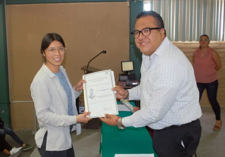 Reciben estudiantes de Conalep títulos