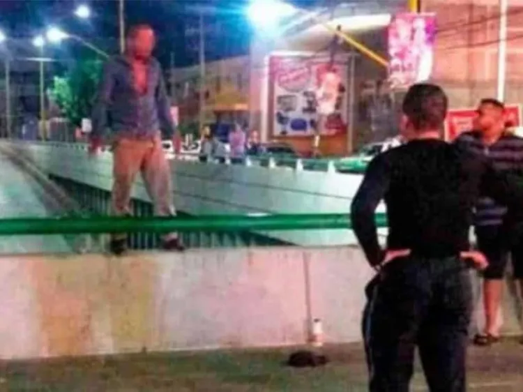 A manguerazos de agua bomberos evitaron un suicidio