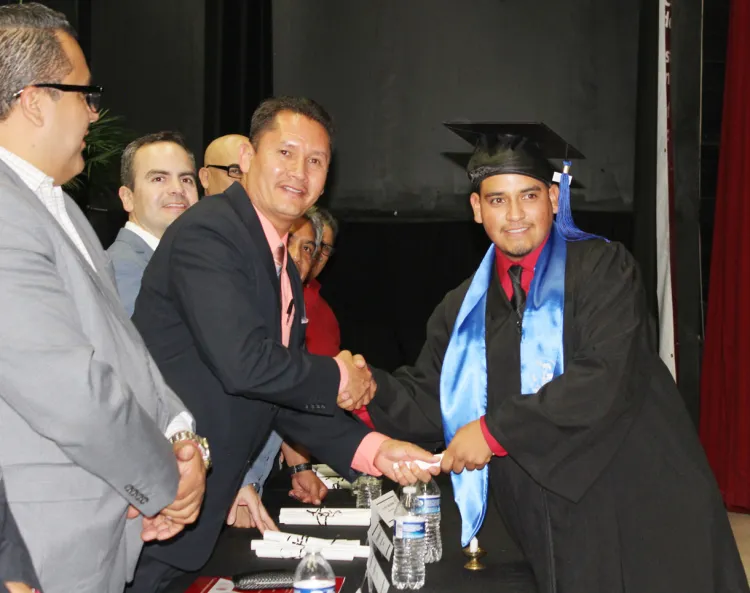 Gradúan quince jóvenes especiales en Educación Media