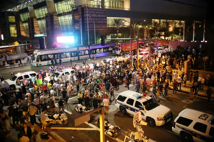 Protestan por redadas de migrantes en Arizona