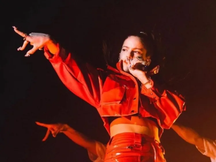 'Usar piel animal es arte'; destrozan a Rosalía en redes