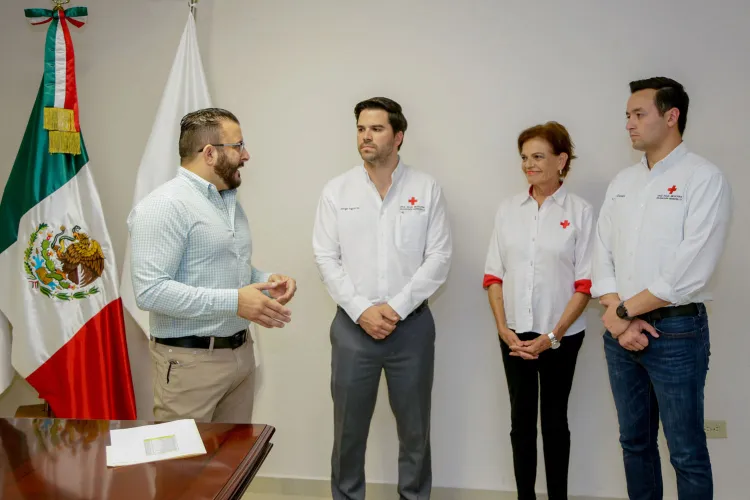 Entregan donativo a Cruz Roja